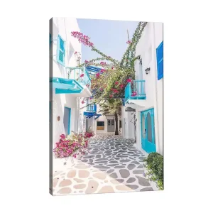 Canvastavla 70x100 cm - Pittoresk gränd med vita hus och färgglada blommor i en medelhavsmiljö Blå / Rosa / Vit - Inredning Kampanjpris