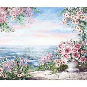 Canvastavla 70x100 cm - Vacker blomsterrabatt med en stor vas fylld med rosor, som står vid en havsutsikt under en klar himmel Rosa / Grönt / Blått - Inredning Kundfavorit