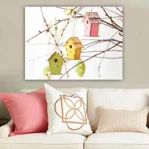 Billig Canvastavla 70x100 cm - Färgglada fågelholkar hängande i grenar med blommor Grön / Gul / Rosa - Inredning