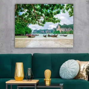 Canvastavla 70x100 cm - Vacker strandscen med traditionella båtar som ligger vid kusten omgiven av grönskande klippor och träd Grön / Blå / Beige - Inredning Beställ nu