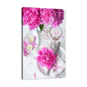 Populärt val Canvastavla 70x100 cm - Vacker dukning med rosa pioner och eleganta glas Rosa / Vit - Inredning