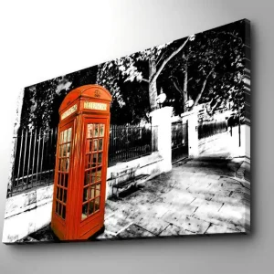 Canvastavla 70x100 cm - Klassisk röd telefonkiosk i en svartvit stadslandskap Röd / Svart / Vit - Inredning Reapris