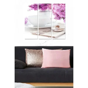 Canvastavla i trä 3-delar 50x70 cm - Vacker bukett av lila blommor med en vit kopp och skedar i fokus Lila / Vit - Inredning Premium