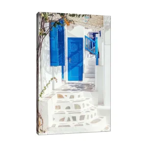 Canvastavla 70x100 cm - Vacker trappa med blå dörrar och fönster i en vit byggnad, omgiven av grönska Blå / Vit - Inredning Beställ nu