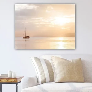 Rea Canvastavla 70x100 cm - Segelbåt glider fram över en spegelblanka sjö i ett mjukt, gyllene ljus Guld / Ljusbrun / Beige - Inredning