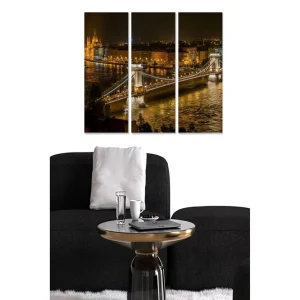 Rea Canvastavla i trä 3-delar 50x70 cm - Nattlig stadsutsikt med upplysta byggnader och en bro över vattnet Guld / Mörkblå / Svart - Inredning