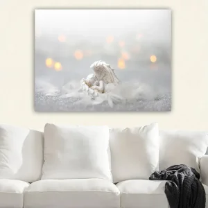 Canvastavla 70x100 cm - Ängel som vilar på ett mjukt underlag, omgiven av ljusa och drömlika element Vit / Ljusgrå - Inredning Nyhet
