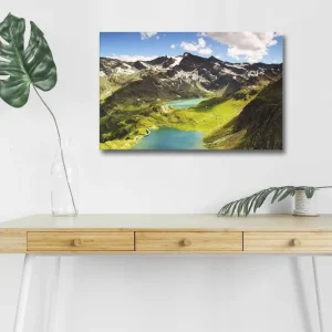 Begränsad tid Canvastavla med LED-belysning - Storslagen bergslandskap med en glittrande sjö och grönskande dalar - Inredning & dekor