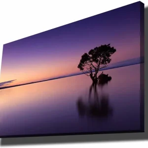 Populär Canvastavla 70x100 cm - Ensam trädkrona speglar sig i en stilla sjö under en färgsprakande himmel vid skymning Lila / Orange / Svart - Inredning
