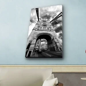 Snabb leverans Canvastavla med LED-belysning - Svartvit bild av Tower Bridge i London med dramatiska moln - Inredning & dekor