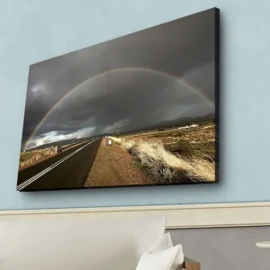 Billigare Canvastavla med LED-belysning - Regnbåge som sträcker sig över en mörk himmel ovanför en landsväg - Inredning & dekor