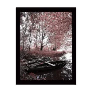 Inramad Canvastavla i trä - 41x56 cm - Stillhet vid en spegelblanka sjö med båtar och höstfärger Röd / Svart / Grå - Inredning Expressleverans