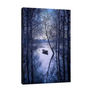 Canvastavla 70x100 cm - Stillsam båt som ligger förtöjd i en spegelblanka sjö omgiven av vinterträd Mörkblå / Ljusblå - Inredning Sänkt pris