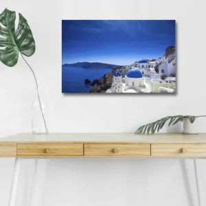 Beställ nu Canvastavla med LED-belysning - Vacker vy över Santorini med vita hus och blå kupoler - Inredning & dekor