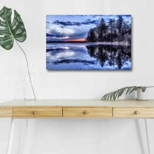 Billigare Canvastavla med LED-belysning - Spegelblanka sjölandskap med silhouetter av träd i skymning - Inredning & dekor