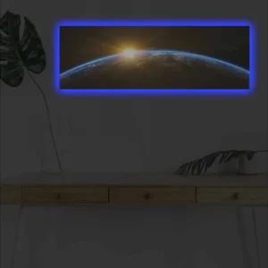 Billig Canvastavla med LED-belysning - Jorden sedd från rymden med en soluppgång i horisonten - Inredning & dekor
