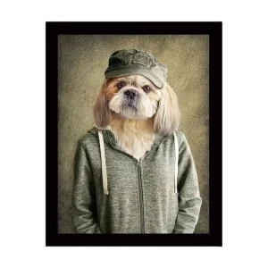 Inramad Canvastavla i trä - 41x56 cm - Hund med kläder och keps i en humoristisk porträttstil Grön / Beige / Brun - Inredning Beställ nu