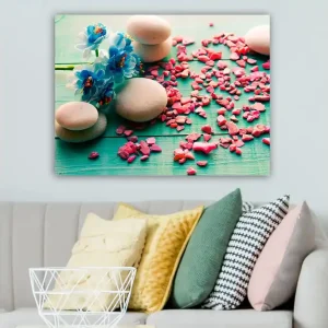 Canvastavla 70x100 cm - Stilla komposition med stenar och blå blommor på en grön bakgrund Blå / Rosa / Grön - Inredning Billigare