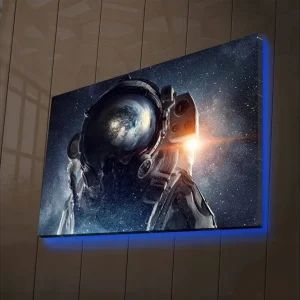 Billigare Canvastavla med LED-belysning - Astronaut med jorden synlig i hjälmen mot en stjärnklar bakgrund - Inredning & dekor