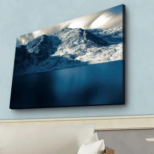 Beställ idag Canvastavla med LED-belysning - Storslagen fjällandskap med snöklädda bergtoppar och spegelblanka vattenytor - Inredning & dekor