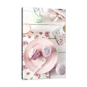 Beställ idag Canvastavla 70x100 cm - Söt dukning med cupcakes på en rosa tallrik Rosa / Vit / Ljusgrön - Inredning