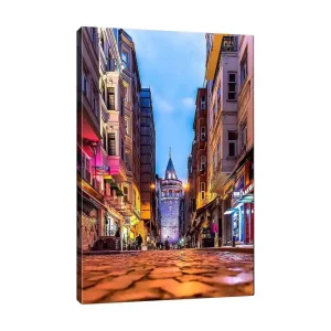 Canvastavla 70x100 cm - Livlig stadsbild med Galata-tornet som huvudfokus i en smal gata Blå / Orange / Lila - Inredning Endast idag