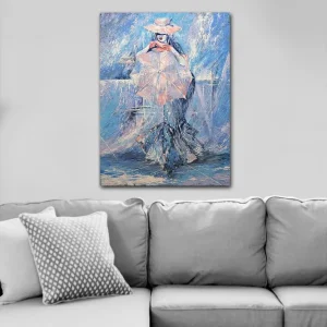 Beställ nu Canvastavla 70x100 cm - Kvinna med en parasoll klädd i en elegant klänning, omgiven av en drömlik, blåaktig bakgrund Blå / Rosa / Vit - Inredning