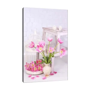 Lågt pris Canvastavla 70x100 cm - Vacker bukett med rosa tulpaner i en kruka, omgiven av blomblad och en fågelbur Rosa / Grön / Beige - Inredning