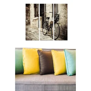 Canvastavla i trä 3-delar 50x70 cm - Cykel lutad mot en gammal stenmur i en pittoresk gränd Svart / Beige / Grå - Inredning Fri frakt