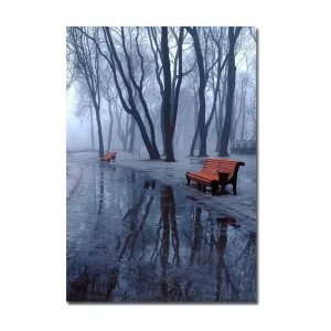 Canvastavla 70x100 cm - Dimmig park med två orange bänkar omgivna av kalla, nakna träd Orange / Blå / Grå - Inredning Beställ nu