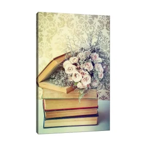Canvastavla 70x100 cm - Bukett av rosa rosor placerad ovanpå en hög av böcker Rosa / Beige / Grön - Inredning Köp nu