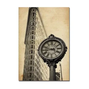 Billigare Canvastavla 70x100 cm - Vintage klocka vid foten av en ikonisk byggnad i New York Svart / Grå / Beige - Inredning
