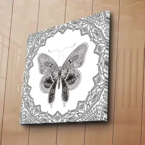 Begränsat antal Canvastavla 45x45 cm - Detaljerad fjäril omgiven av ornamentala mönster Svart / Vitt - Inredning