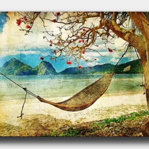 Canvastavla 70x100 cm - Avkopplande hängmatta hängande mellan trädgrenar vid en vacker strand med fjärran berg i bakgrunden Grön / Brun / Blå - Inredning Populär