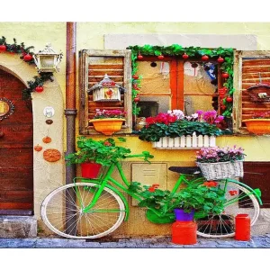 Premium Canvastavla 70x100 cm - Färgglad cykel prydd med blommor och krukor framför en charmig vägg med fönster och dekorationer Grön / Rosa / Orange - Inredning