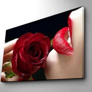 Köp online Canvastavla 70x100 cm - Sensuell närbild av en ros som hålls nära en läpp med röd läppstift Röd / Grön - Inredning