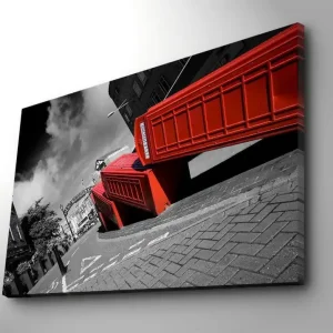 Canvastavla 70x100 cm - Stiliserad bild av röda telefonkiosker i en svartvit stadsbild Röd / Svart - Inredning Lågt pris