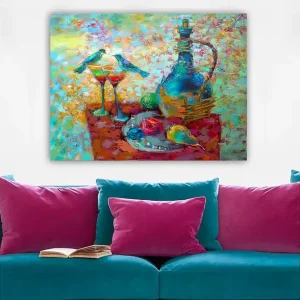 Canvastavla 70x100 cm - Färgglad stillhet med en karaff, två glas och frukter på ett bord, omgiven av fåglar Turkos / Röd / Gul - Inredning Sista chansen
