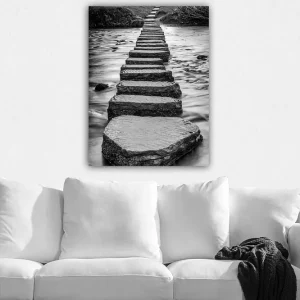 Endast denna vecka Canvastavla 70x100 cm - Svartvit bild av stenar som bildar en väg över vattenytan Svart / Vitt / Grått - Inredning