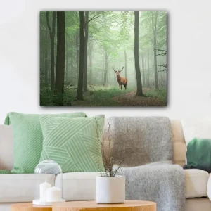 Reapris Canvastavla 70x100 cm - Majestätisk älg står stolt i en dimmig skog omgiven av gröna träd Grön / Brun / Grå - Inredning