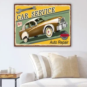 Rabatt Canvastavla 70x100 cm - Vintage bil i rörelse med en retro stil, omgiven av text och verktygssymboler Brun / Gul / Grön - Inredning