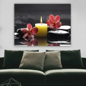 Canvastavla 70x100 cm - Avkopplande komposition med en tänd ljuslykta, svarta stenar och rosa blommor Gul / Rosa / Svart - Inredning Kampanjpris
