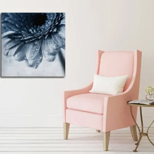 Köp online Canvastavla 45x45 cm - Närbild av en blomma med vattendroppar på kronbladen Blå / Grå - Inredning