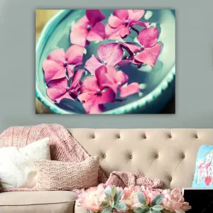 Snabb frakt Canvastavla 70x100 cm - Vackra rosa blommor som flyter i en turkos skål Rosa / Turkos - Inredning