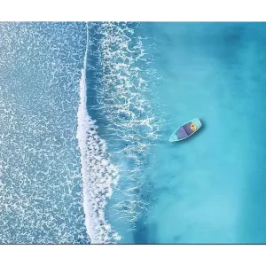 Canvastavla 70x100 cm - Ensam båt på ett klart, turkost hav med vita vågor som rullar in mot stranden Turkos / Vit - Inredning Säker betalning