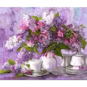 Kundfavorit Canvastavla 70x100 cm - Vacker bukett med syrener i lila och rosa nyanser, omgiven av vita porslinskoppar och fat Lila / Rosa / Grön - Inredning