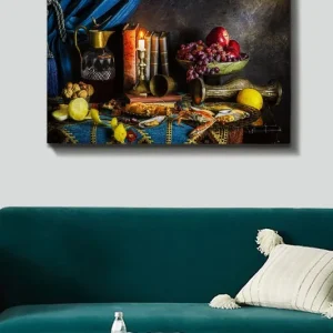 Snabb leverans Canvastavla 70x100 cm - Stilleben med frukter, böcker och en kanna, som skapar en rik och inbjudande atmosfär Mörkblå / Röd / Grön - Inredning