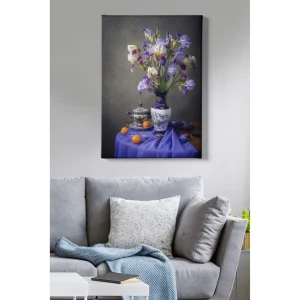 Canvastavla 70x100 cm - Vacker stilleben med en vas fylld av lila irisblommor och en skål med apelsiner Lila / Vit / Orange - Inredning Sista chansen