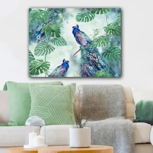 Köp nu Canvastavla 70x100 cm - Två påfåglar som sitter bland gröna växter i en livfull och färgglad miljö Blå / Grön / Turkos - Inredning