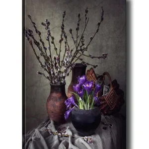 Outlet Canvastavla 70x100 cm - Vacker stilleben med lila blommor i en svart kruka omgiven av grenar och keramik Lila / Svart / Brun - Inredning